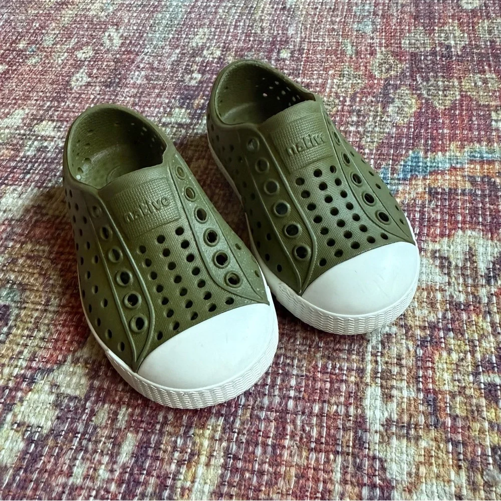 Native C5 Olive Green Kids Shoes with White Soles - Picture 2 of 5